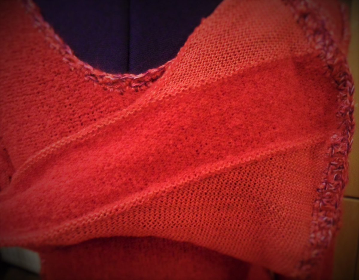 PurlaStrick's tweet photo. warum nicht mal ein sattes, pures Rot.. Strickkleid https://t.co/cU7XW3AdQ8