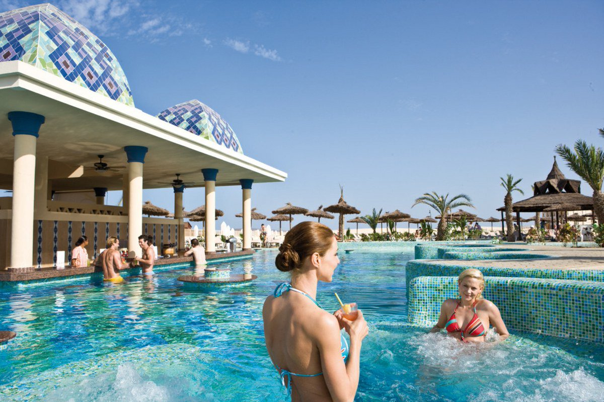 RiuHoteles's tweet photo. ¡Disfruta de tu bebida favorita dentro de la #piscina en nuestros bares acuáticos! https://t.co/ge7A2Dfwaq https://t.co/gDjAs5FoB6