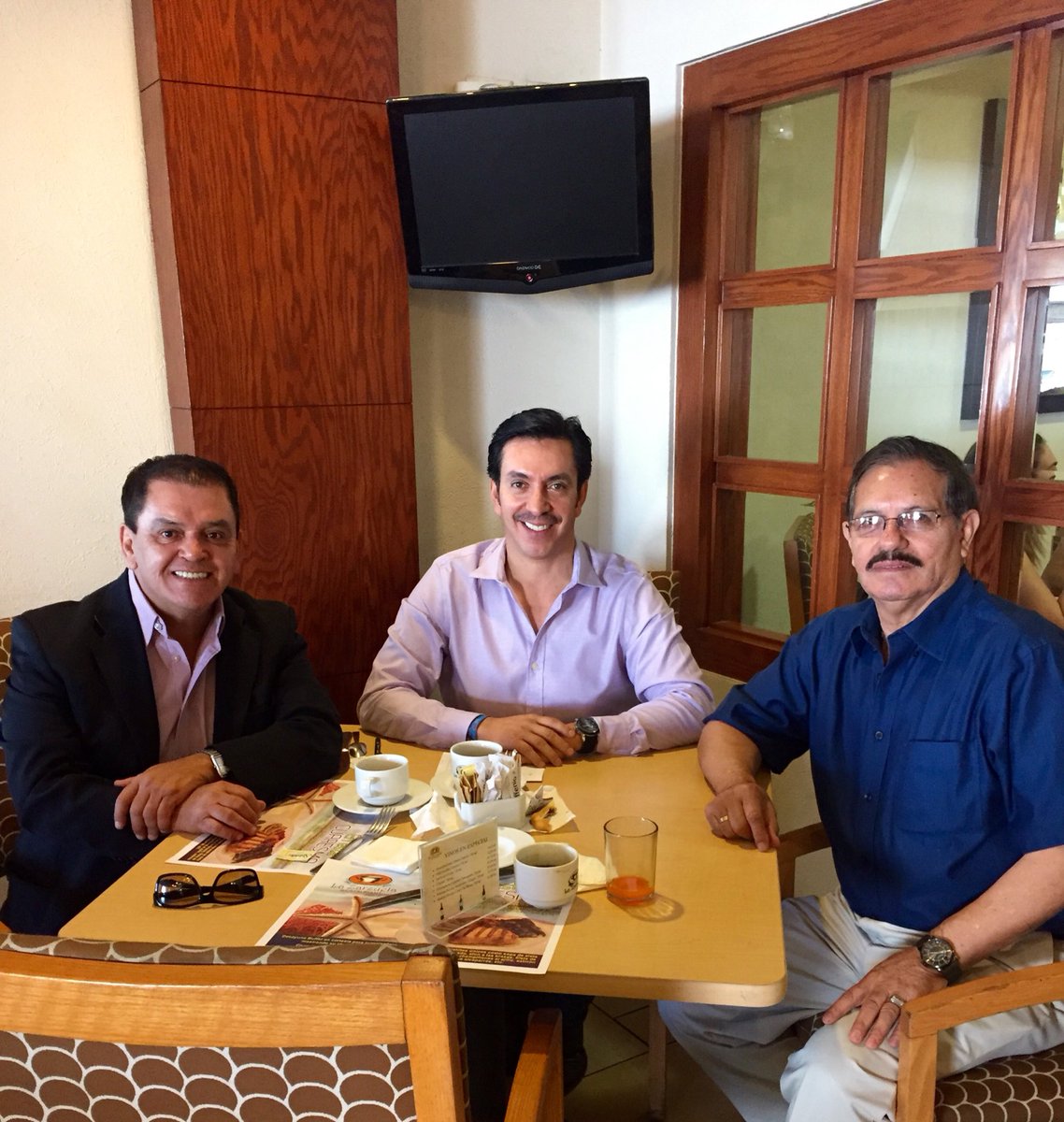 DavidFigueroaO's tweet photo. Compartiendo coincidencias y construyendo acuerdos sobre el futuro del PAN Sonora @Enrique_TorresD @PanchoGarciaGam https://t.co/3oEe3dzlA9