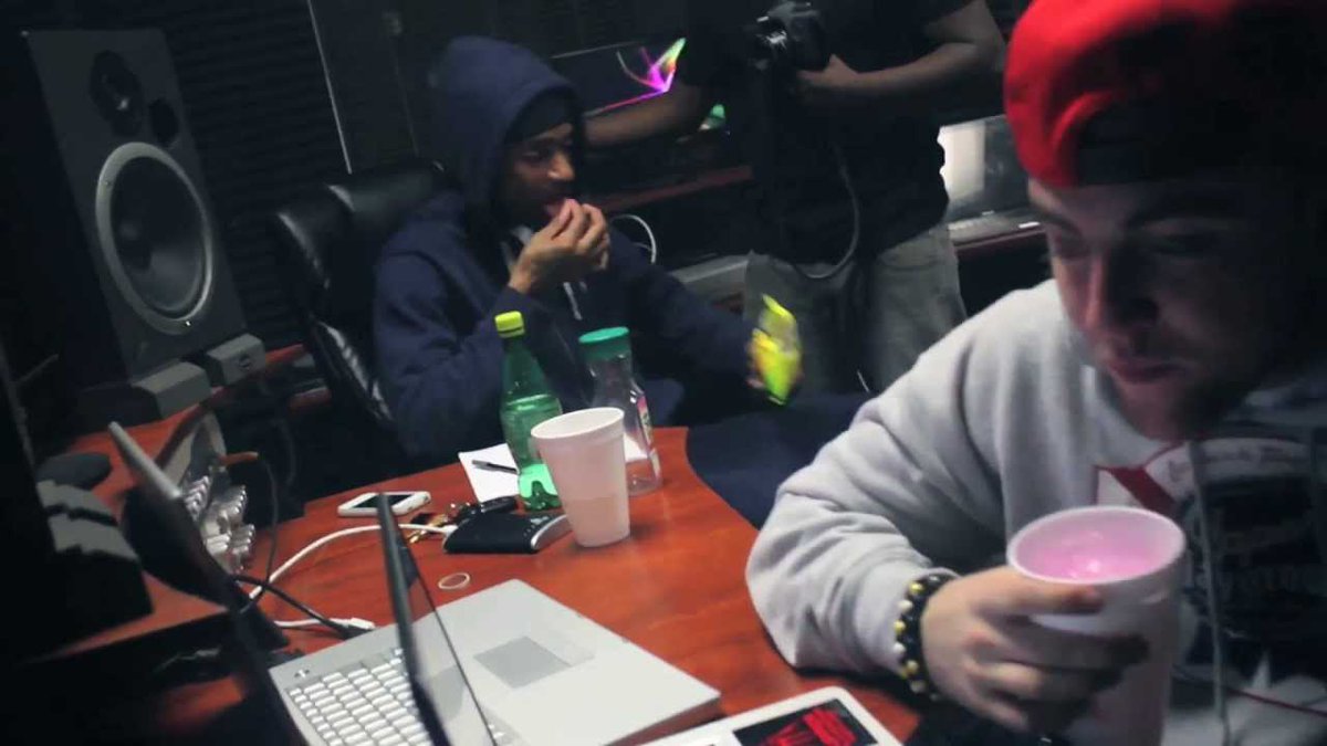 RappersAndDrugs's tweet photo. Mac Miller with the Syrup #MacMiller #Sizzurp https://t.co/pNuH2AEPPa