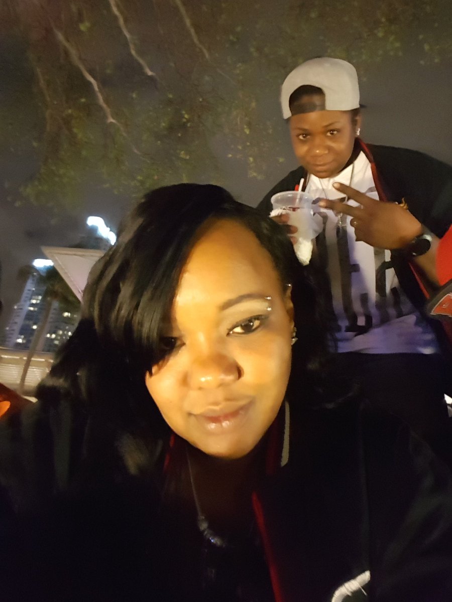 Destiny7979's tweet image. When the world is moving supa fast and the 1 thing you can focus on is her♡♡♡