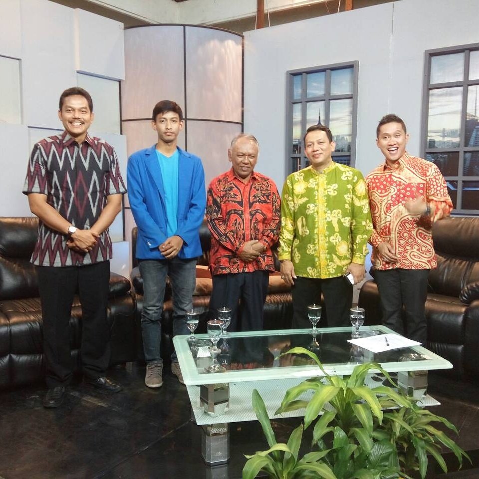 aboutchemistry1's tweet photo. Panitia OKI menjadi bintang tamu di acara Ranah Publik @tvrijogja. https://t.co/YrMJsKy6qZ