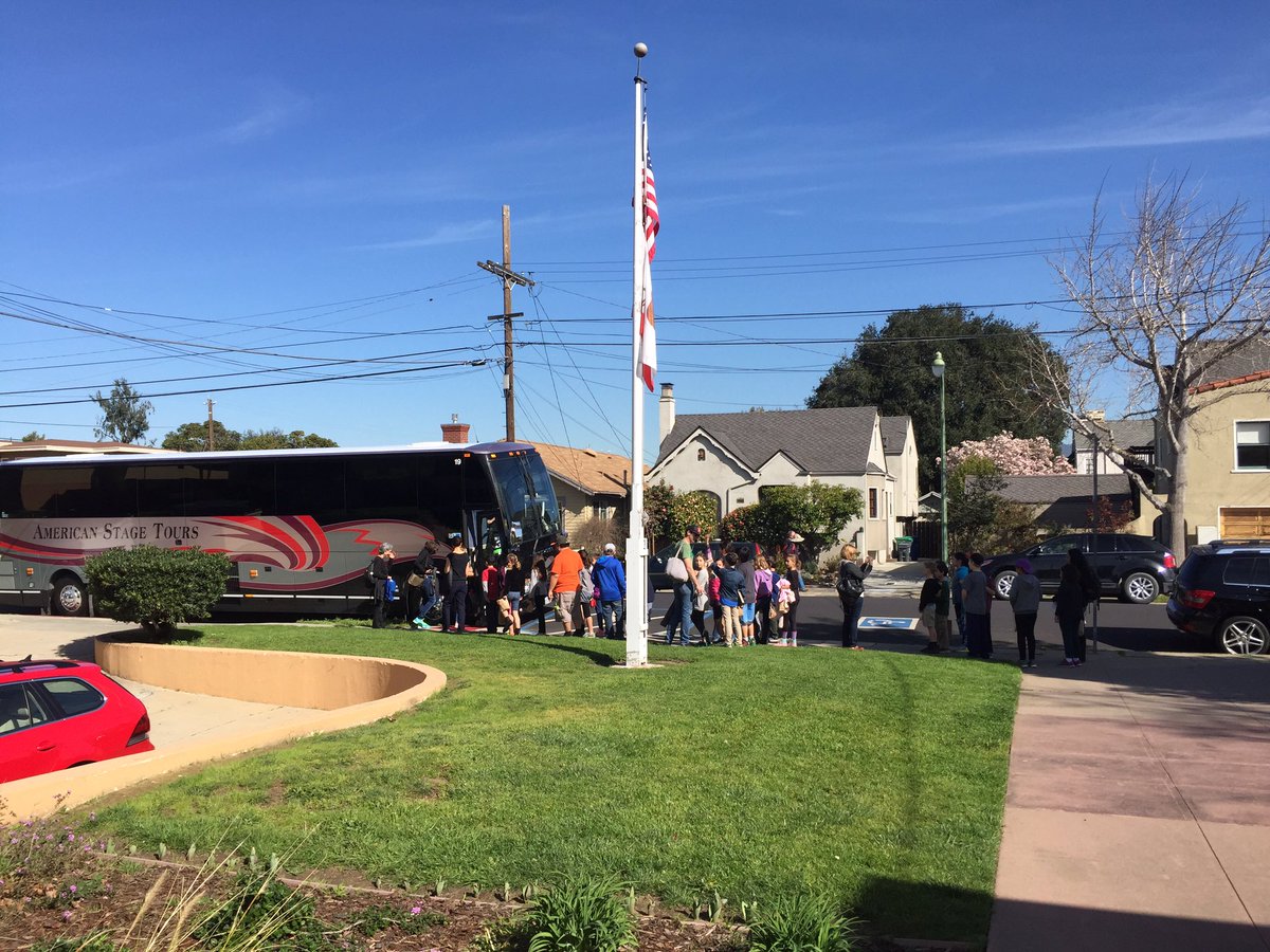 EdisonOtters's tweet photo. Rm 17 off in style (red carpet!) to Mission San Jose. Have an OTTERly amazing time! Thanks PTA! https://t.co/AypnTr0LWW