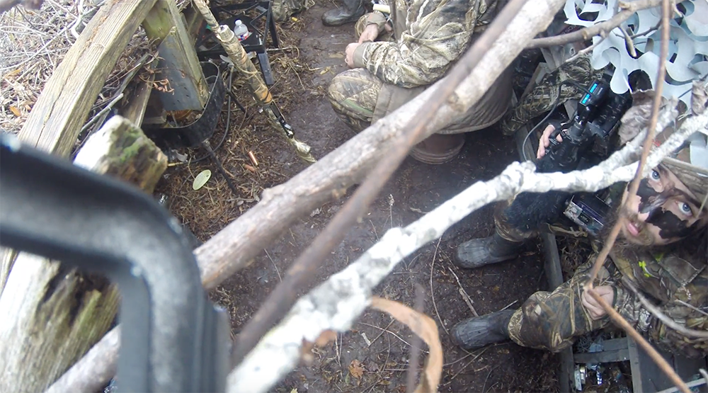 WATCH a duck hunt from a new perspective: duckcommander.com/blog/sky-falli…