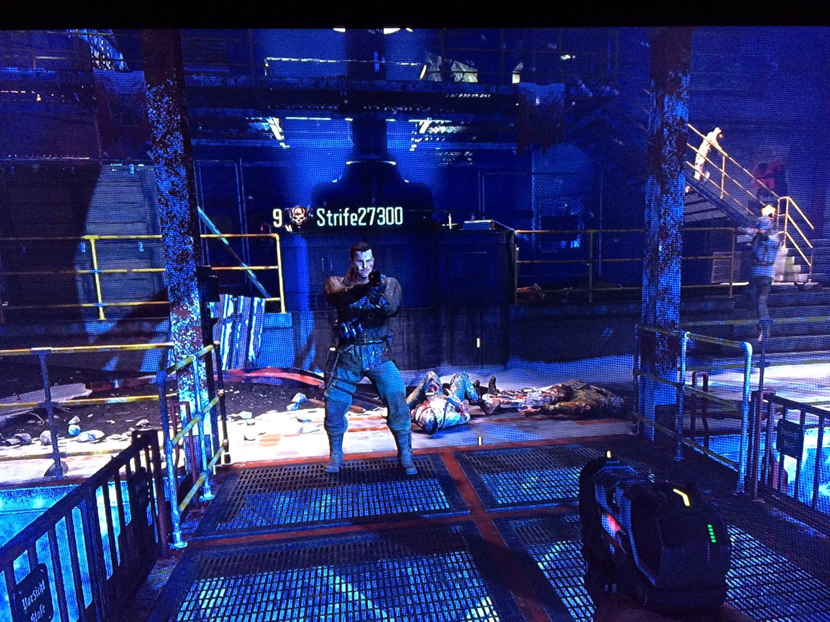 CaroleQuintaine's tweet photo. Petit Call of du soir en mode #Epostar ;) @Strife27300 https://t.co/HhrGGrydIr