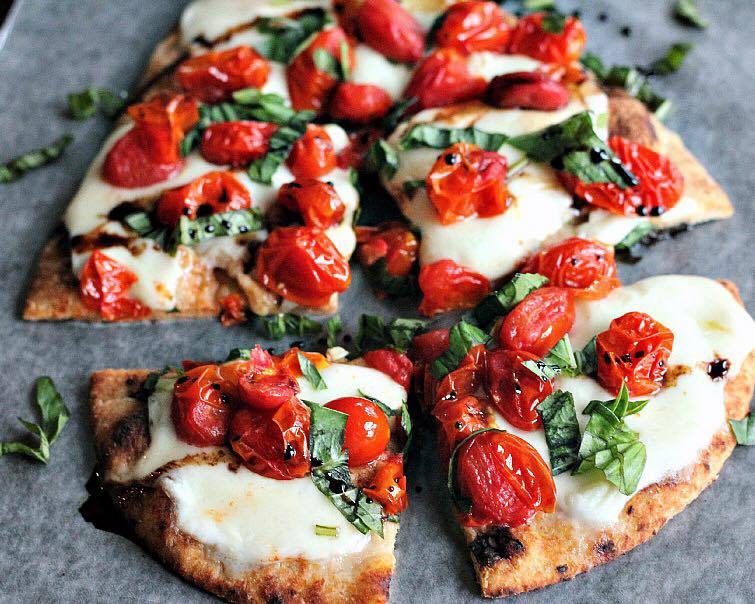 FoodPlease2016's tweet photo. Delicious Caprese Flatbread by @joyhealthyeats! 🍅🌿 Recipe @ https://t.co/PtisMmXxfx https://t.co/sEu3ccXU8D