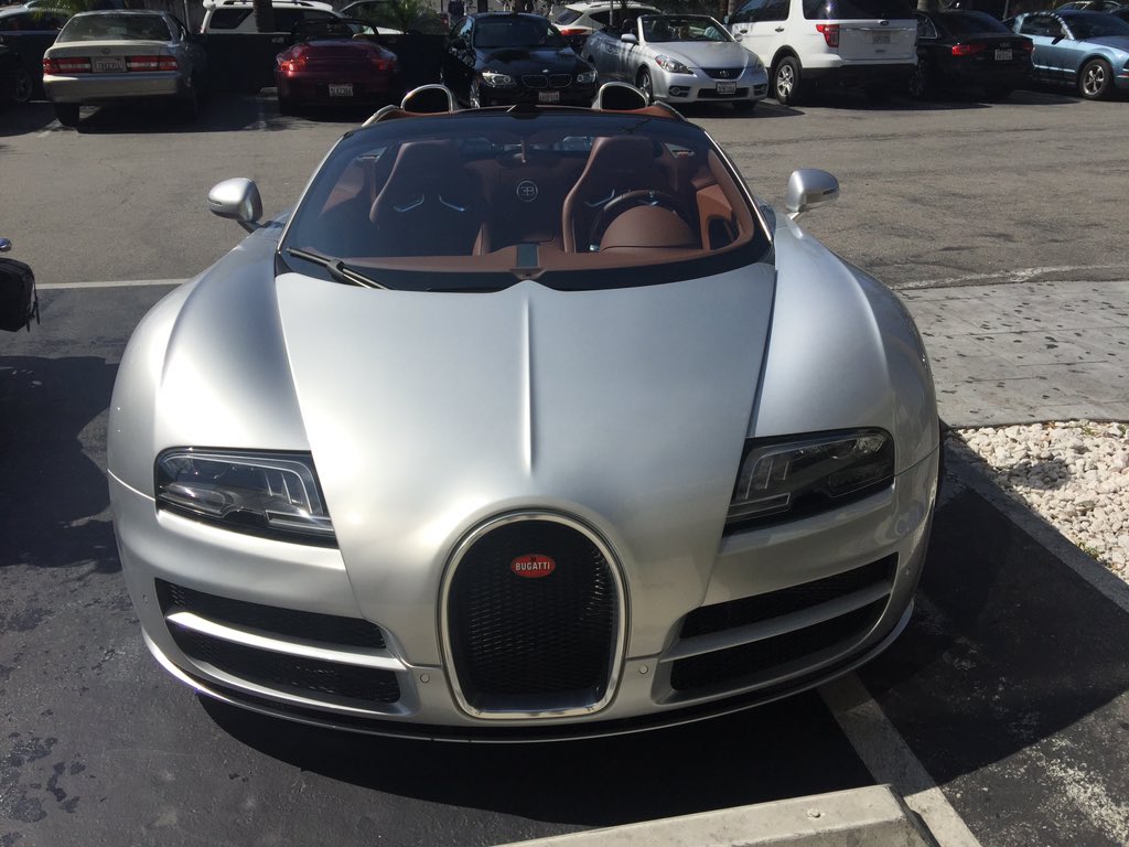 @ golds gym Venice yesterday, as I was leaving Arnold walked in😜 driving his nice set of wheels😜#buggatti