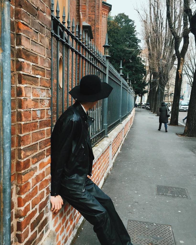 PrincipatoDom's tweet photo. Black is the only way to describe Monday 🏴
#omogene #milano #fw16 #streetstyle #menfashio… https://t.co/Ydeu6AgLVW https://t.co/FduIkOcAi3