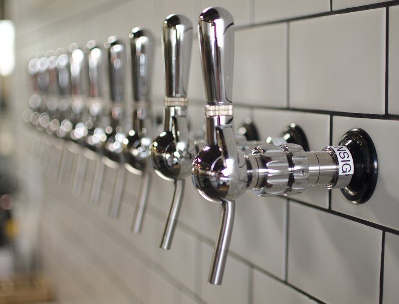 allaboutbeer's tweet photo. From carbonation to cleanliness, there's a lot that goes into a good glass of draft beer. https://t.co/J9tIxGSApK https://t.co/JxG4G5oJH3