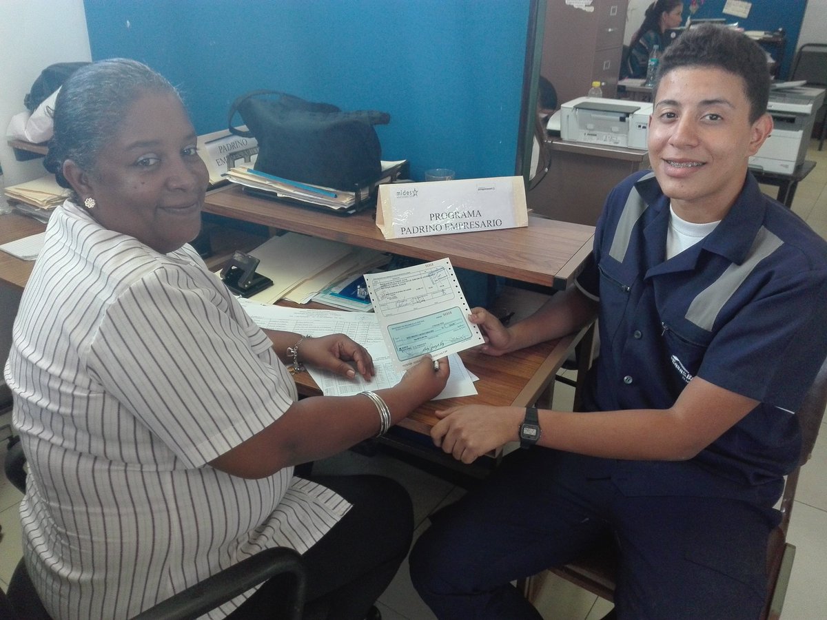 MidesLaChorrera's tweet photo. Jóvenes beneficiarios de Padrino Empresario MIDES La Chorrera reciben beca 2da. quincena Febrero 2016 @AlcibiadesVV https://t.co/peFWQvJE7Y