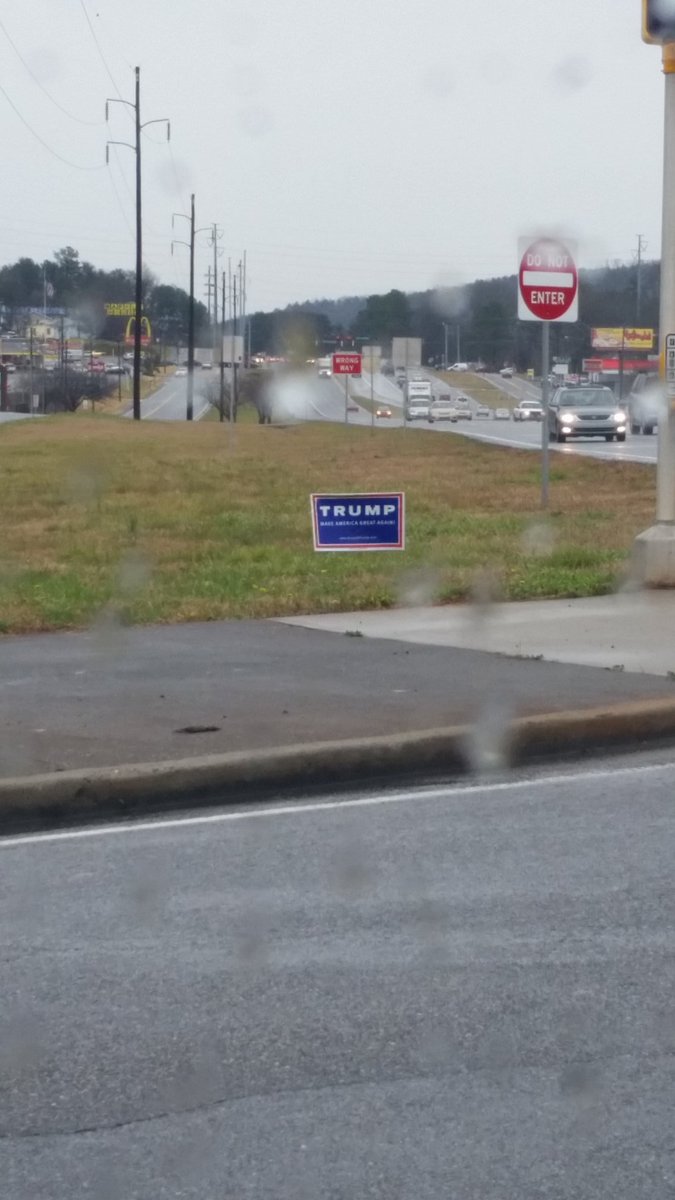 JessicaChilders's tweet photo. First @realDonaldTrump sign up in Cartersville, GA! #MakeAmericaGreatAgain We need more signs please! https://t.co/ze8kBEWhpv