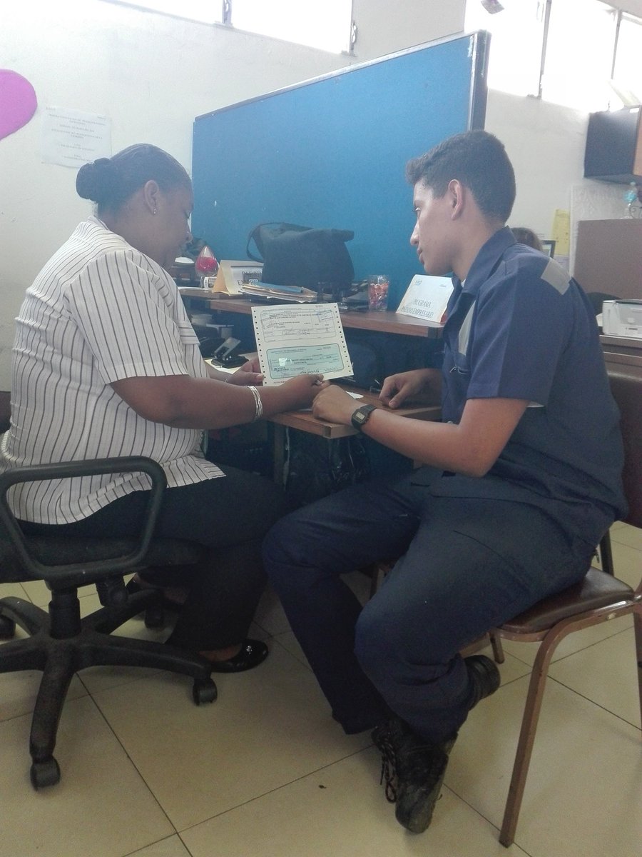 MidesLaChorrera's tweet photo. Jóvenes beneficiarios de Padrino Empresario MIDES La Chorrera reciben beca 2da. quincena Febrero 2016 @AlcibiadesVV https://t.co/peFWQvJE7Y