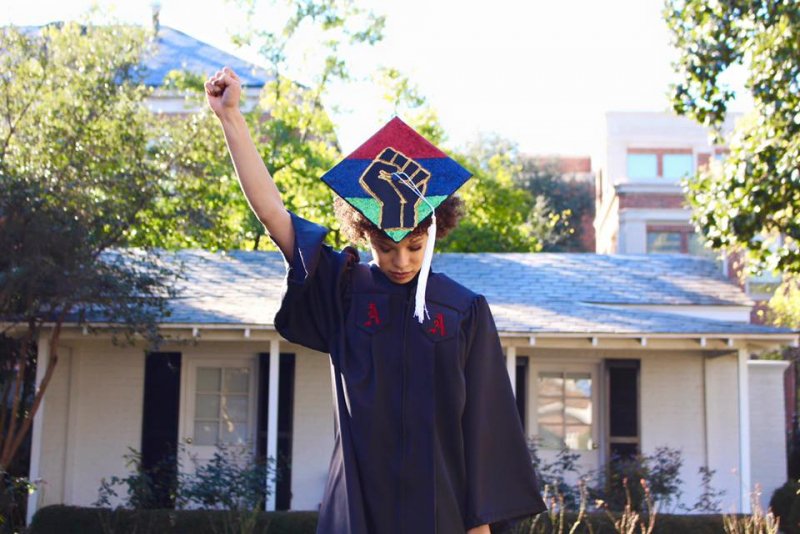 TheCrimsonWhite's tweet photo. When the past meets the present: UA student's graduation photo goes viral https://t.co/wuyqSqUNyP https://t.co/zP5Lw8DcdH