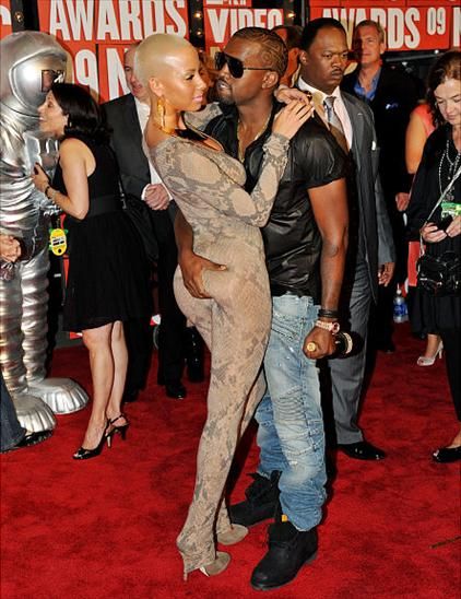 RappersAndDrugs's tweet photo. Kanye West drunk giving no fucks whatsoever #Yeezy #hennessy #TLOP #AmberRose https://t.co/4o8Wp99t96