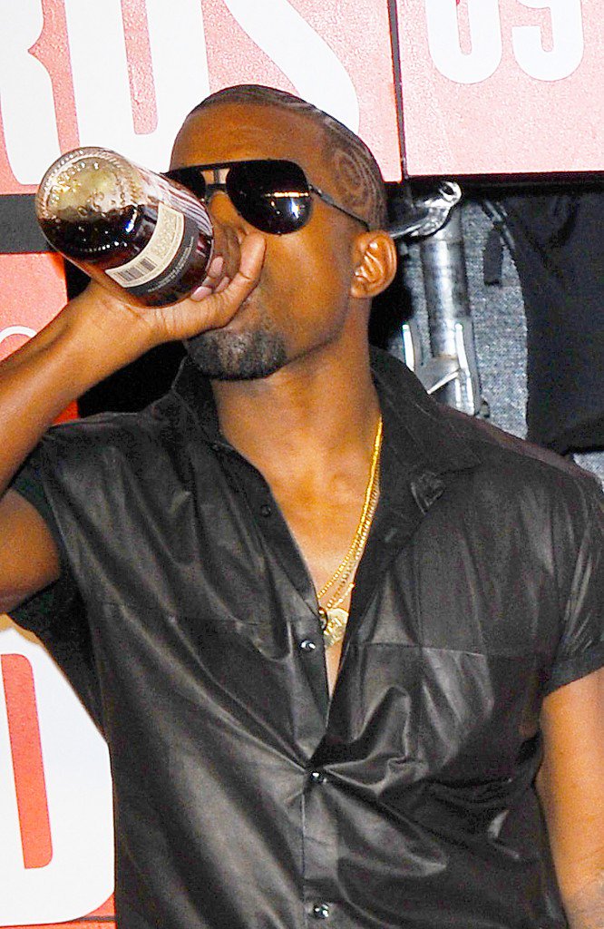 RappersAndDrugs's tweet photo. Kanye West drunk giving no fucks whatsoever #Yeezy #hennessy #TLOP #AmberRose https://t.co/4o8Wp99t96