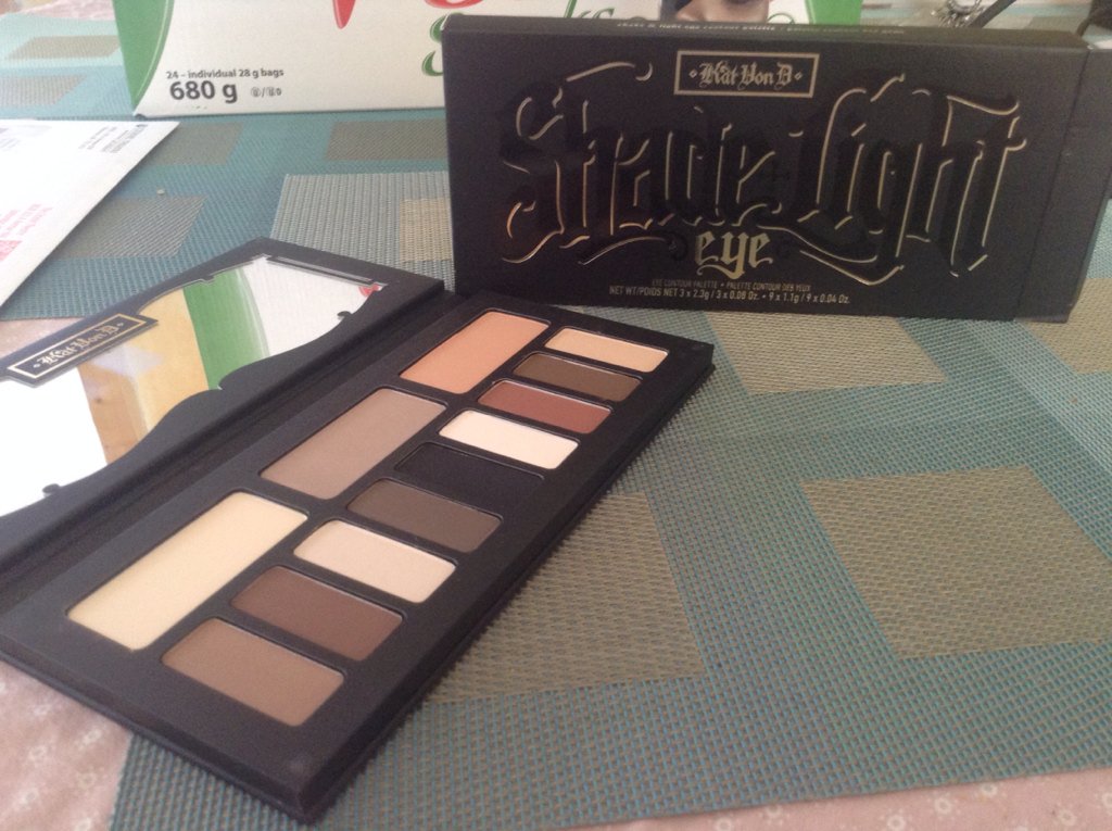 agnm_aurora's tweet photo. More makeup in the mail! #tarteletteinbloom #tartecosmetics #katvond #shadeandlight https://t.co/8l7PV6ww3a