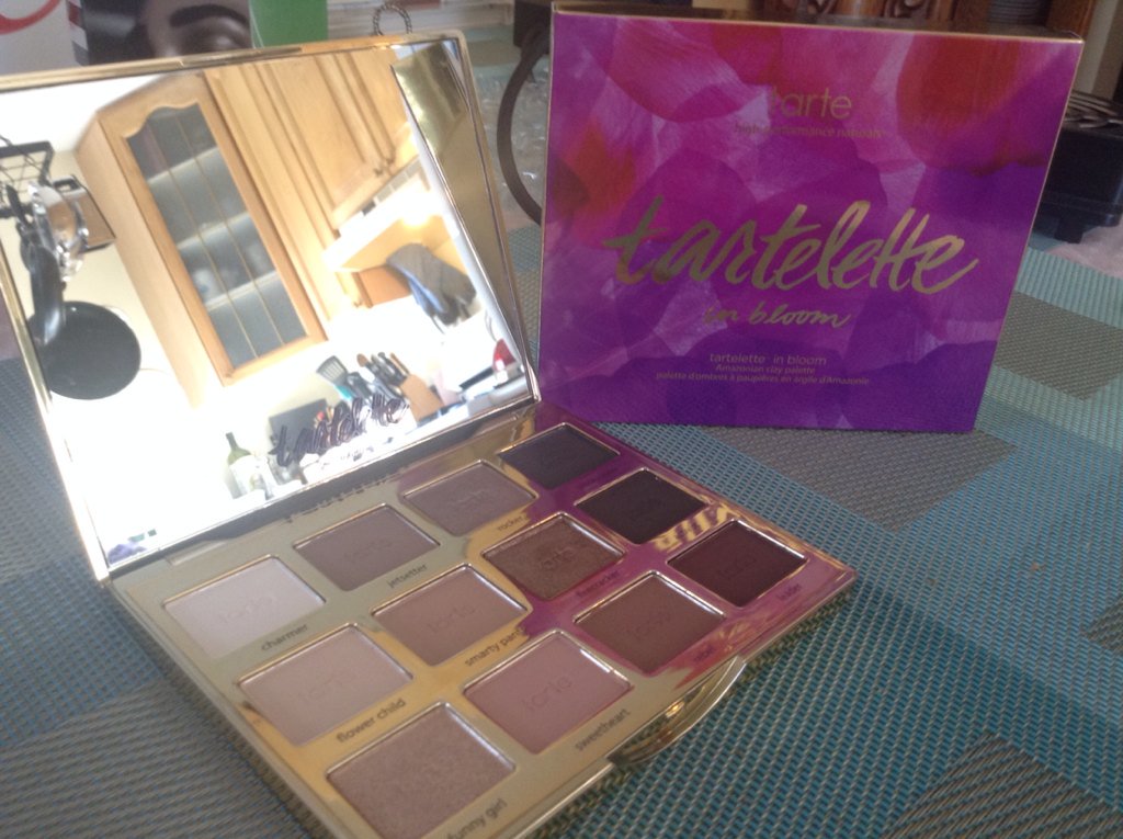 agnm_aurora's tweet photo. More makeup in the mail! #tarteletteinbloom #tartecosmetics #katvond #shadeandlight https://t.co/8l7PV6ww3a