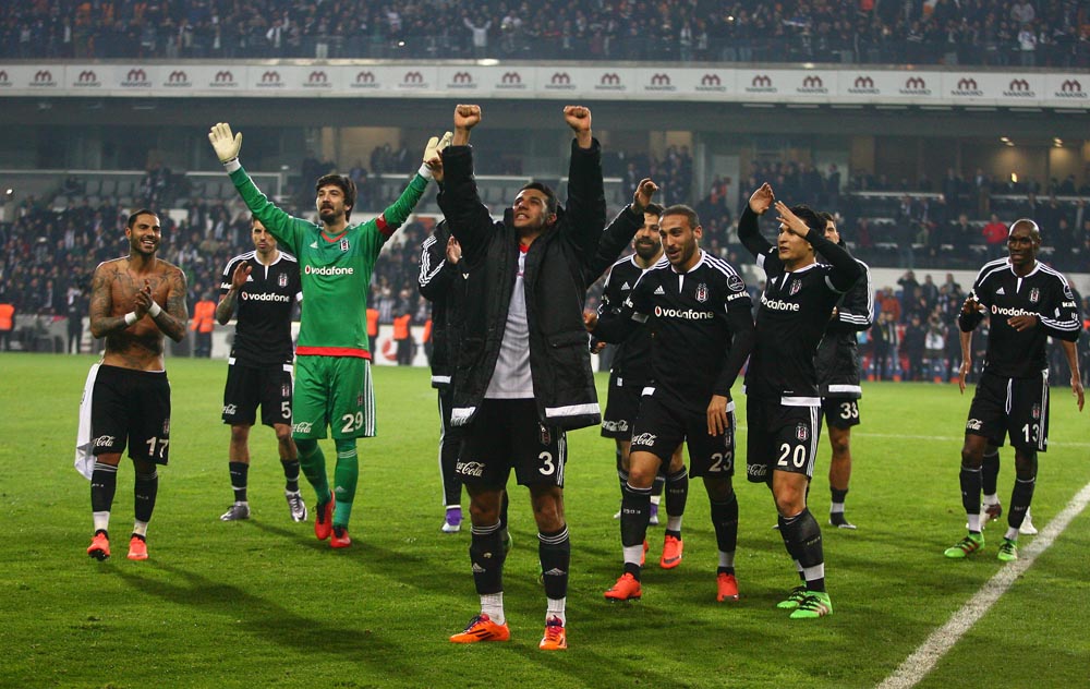 Maç sonu #İsmailKöybaşı, taraftarlarımıza üçlü çektirdi...

#LiderBeşiktaş