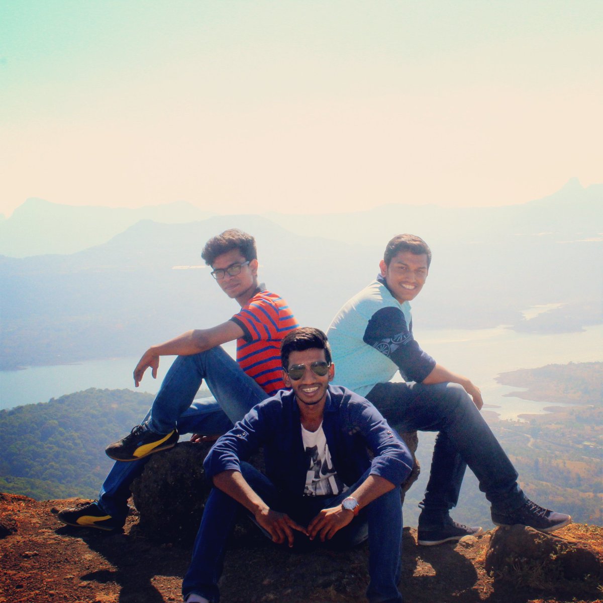 nikhil_ranpise's tweet photo. #college #friends #lohagad #top #point #nicepoint https://t.co/D8rc6kvdDl