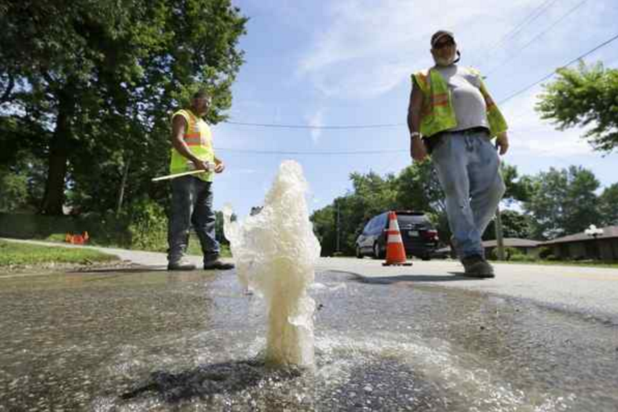 UndergroundGIS's tweet photo. "...estimated 700 main breaks occurring around the U.S. every day." https://t.co/sDRCXNhjNQ #water #infrastructure https://t.co/rxCXHlq1uX