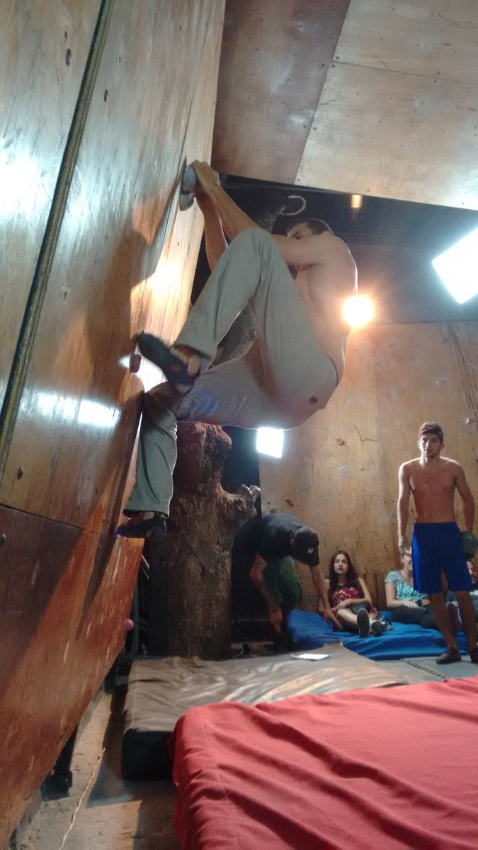 ClubAcrofobia's tweet photo. #Boulder en el #gimnasio de #escalada Acrofobia después de hacerle mantenimiento https://t.co/XHJIlfkudH