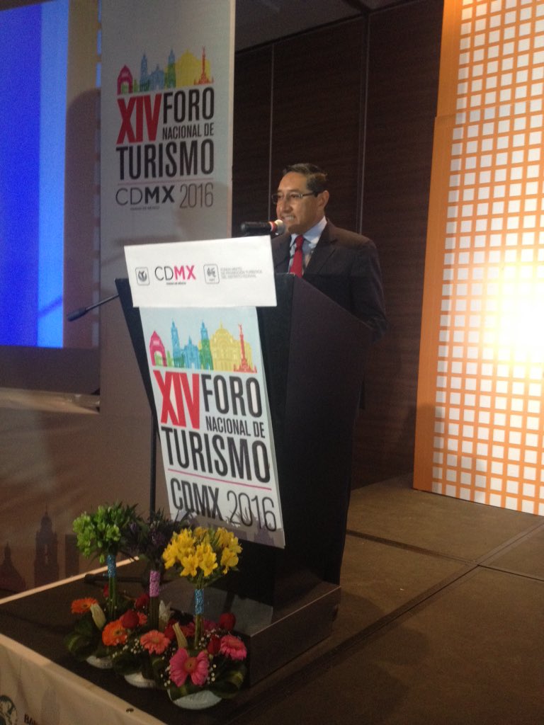 MexicoTravelCh's tweet photo. Juan Vergara (@PresidenciaTV) presenta la conferencia de @carloselizondom en el #14ForoTurismo https://t.co/OUYIBl9ati
