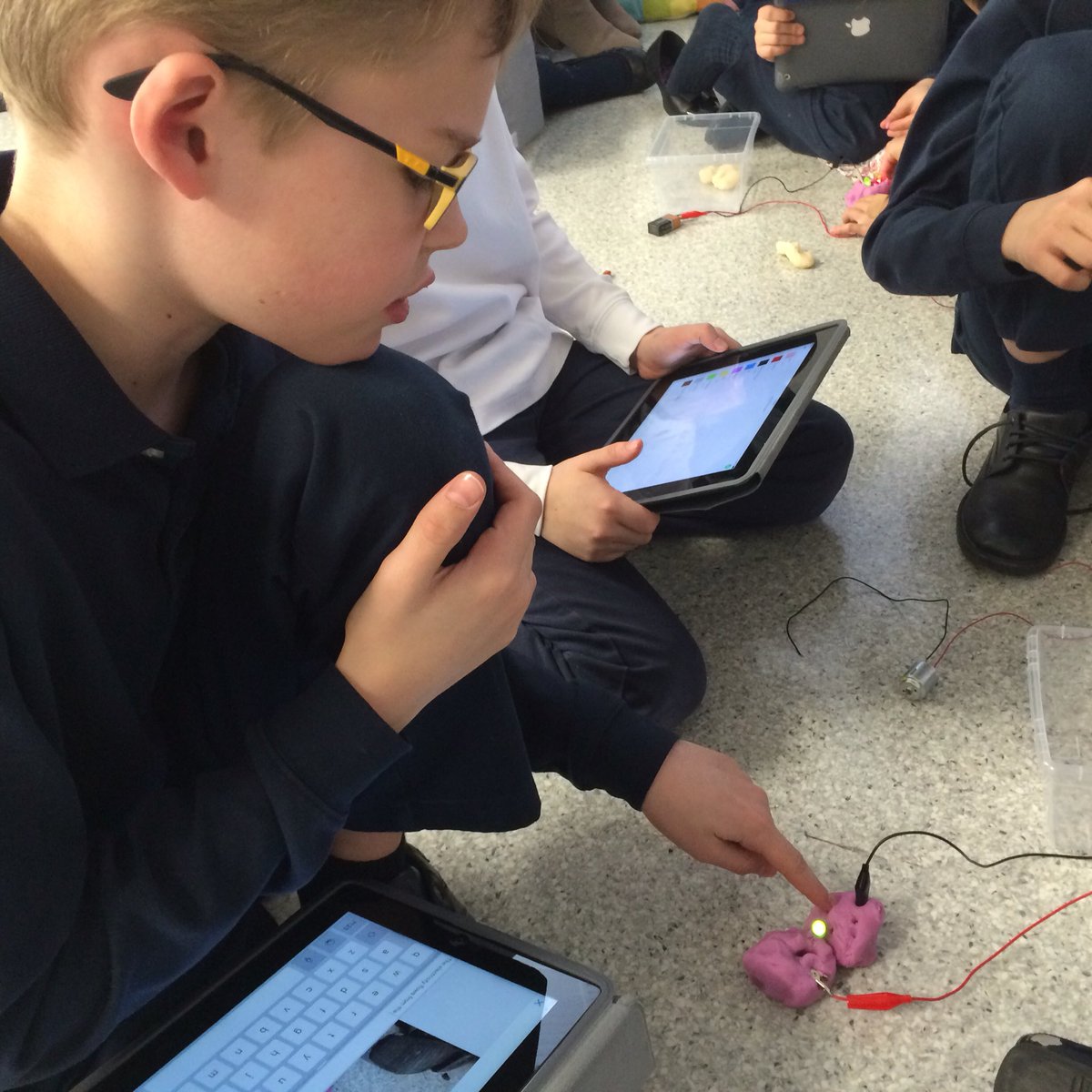 RVSgrade6's tweet photo. Learning through play with conducting squishy dough @RVSGrade5B @SparkShiftLab #STEM https://t.co/L6DAi0t3FN