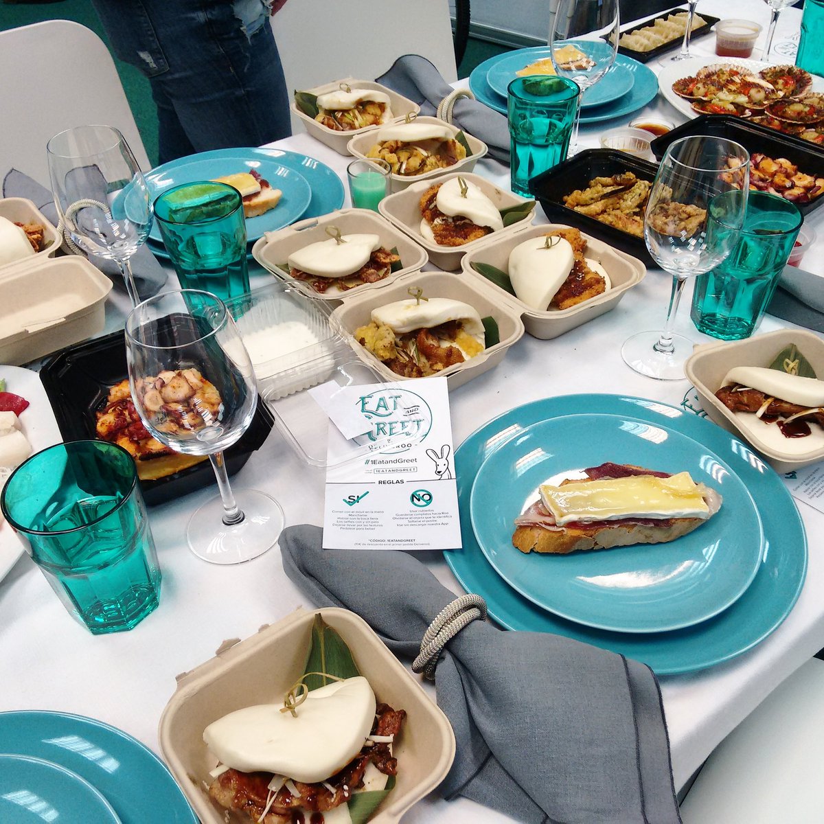 clarapvillalon's tweet photo. Cuando la comida a domicilio mola de verdad @Deliveroo_MAD En el primer #1EatandGreet @juansinprisa @NinjaRamen https://t.co/vzSBhRiF7u