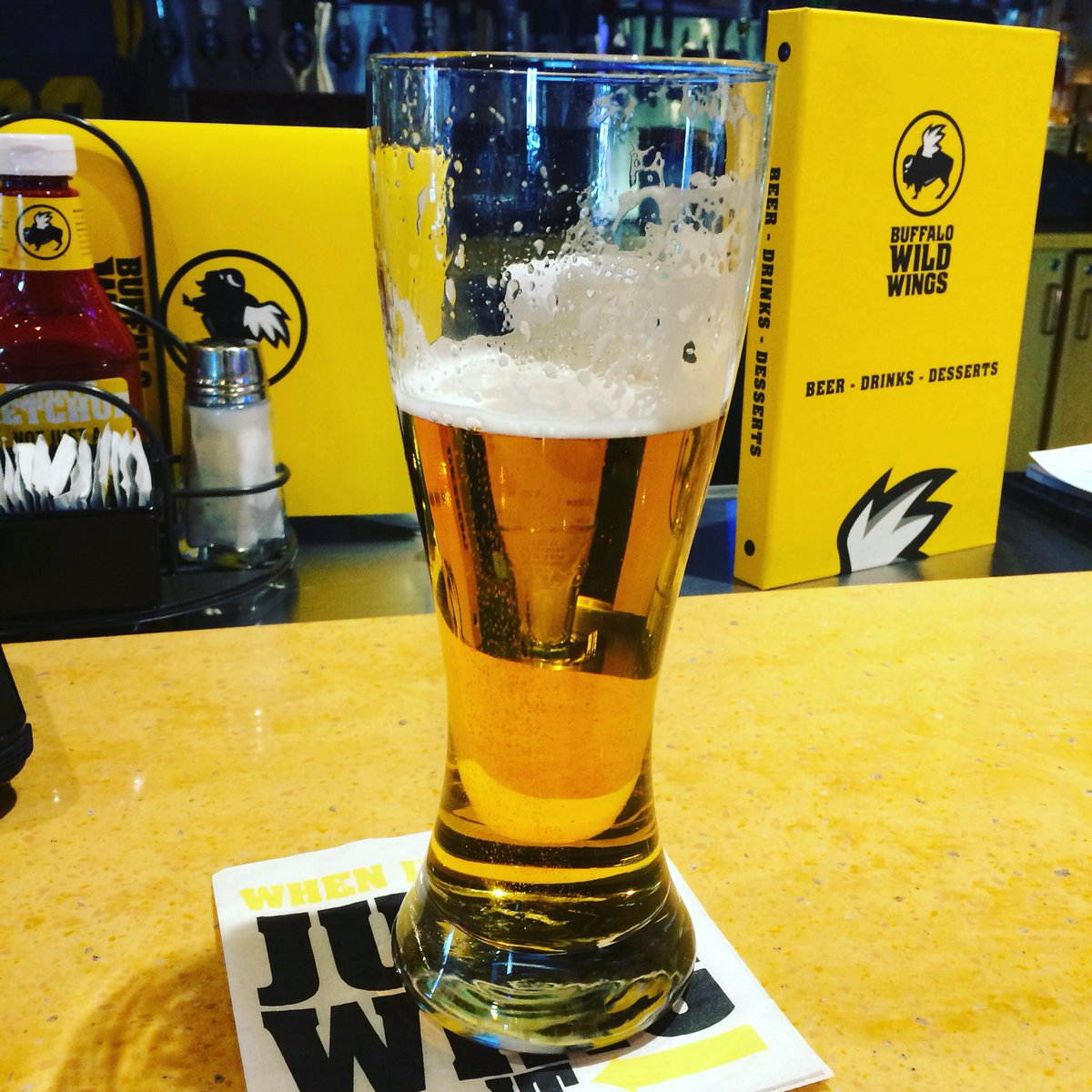 DaBeerMeister's tweet photo. @BWWings @GooseIsland shaking off the Monday's with good beer and good food! https://t.co/apGgvXt2DL