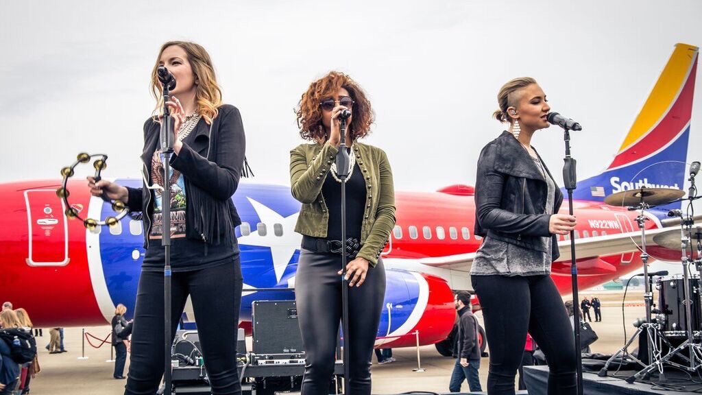 thehorsettes's tweet photo. We sang at @SouthwestAir hangar this morning to commemorate 30 years in Nashville! Congrats!! Thanks for having us:) https://t.co/6afeUqlCzr
