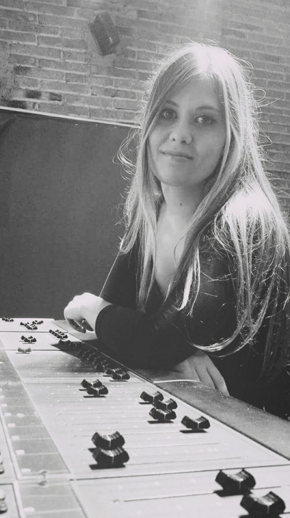 ElaLlamin's tweet photo. Escuchando cositas en el estudio...quizás os lleváis una sorpresa...🙈🙈
#PreparandoGold #SeAvecinanCositasElawers https://t.co/SwYDesDkUJ