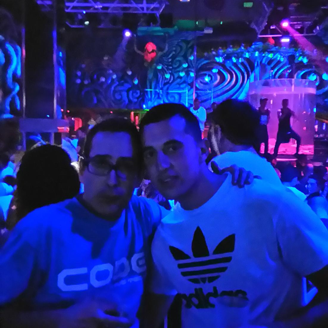 1112_jesush's tweet photo. Cordobeses en @fabrikdiscoteca #code110, en club-xtreme Techn área 👟😜😜 https://t.co/enclVfwAeH