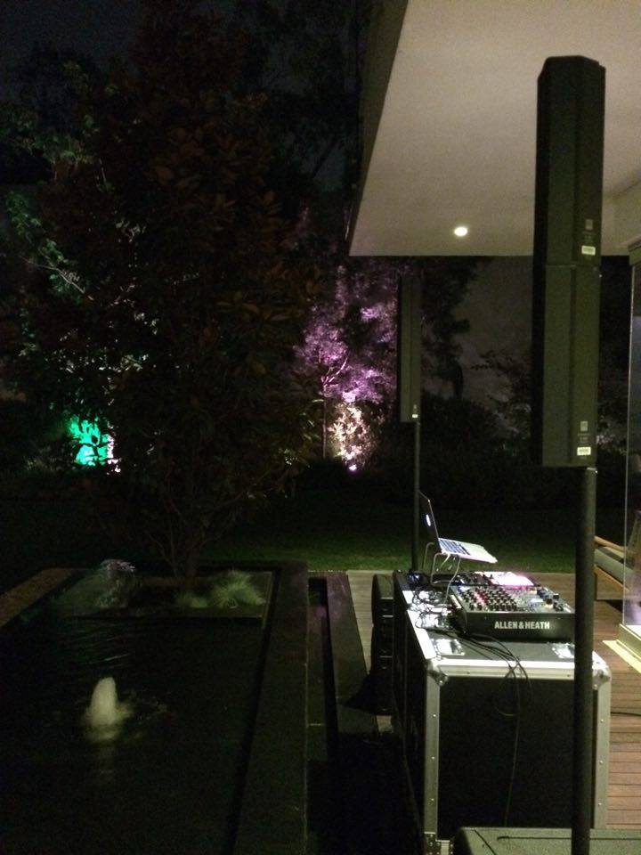 HKAudioMX's tweet photo. Eventmatic sonorizó una presentación del DJ Dave Soto en exterior con 2 sistemas ELEMETS de #HKAudio https://t.co/nwNGVDOcXz