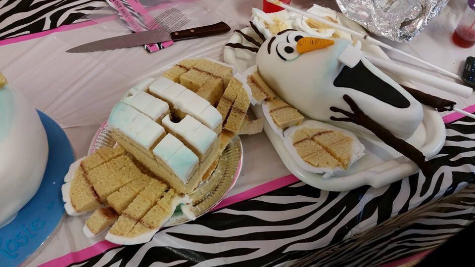 TheCakeryJS's tweet photo. #Olaf #birthdaycake #frozen @OlafSnowman @shewhobakes1 @cakepornuk @PrettyWittyCake @MrMomUK @BakeBehaviour https://t.co/mwXQDTiDyN
