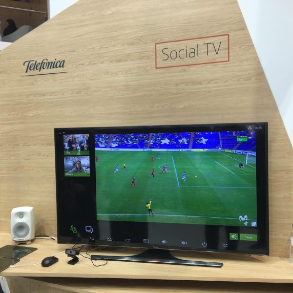 ASsociallovers's tweet photo. @Telefonica presenta en #MWC  la televisión social. Interactividad entre la TV y otros televidentes. https://t.co/8PcQSJXLti