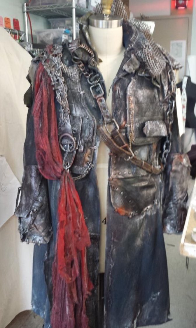 carmilla_movie's tweet photo. #The100 Behind the scenes😊 #hedasback #The100NaMTV #Clexa #Lexa #WeAreGrounders #JusDreinNOJusDaun #The100Season3 https://t.co/FHifojfb60