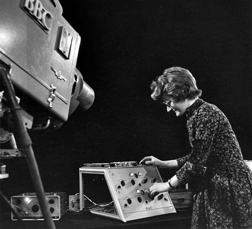 dark_shark's tweet photo. BBC Radiophonic Workshop gallery #DaphneOram #electronic #music #DoctorWho #Oramicsmachine https://t.co/sLTpSW5Pv3 https://t.co/oxiLhGSo5Z