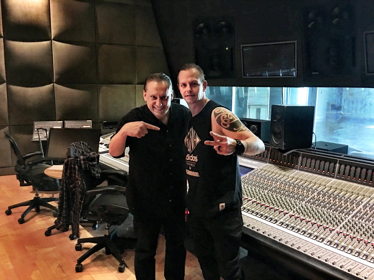 ElCieloRec's tweet photo. Last week: Mix in progress w/ Randy Ebright (@ameri_naco) y Abelardo Rivera (@elingedesherk)
#ElCielo https://t.co/owpWFkYfkX