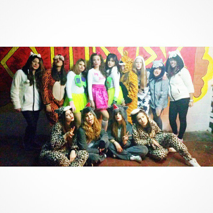 CarmenBeneit0's tweet photo. #LaFontEnCarnestoltes @LaFontEnXarxa Ajudans a guanyar amb 1 Retweet . 😏 #Gorrines! #BarbieVaAlZooIAlEspacio😂 https://t.co/cwvVPJoTjL