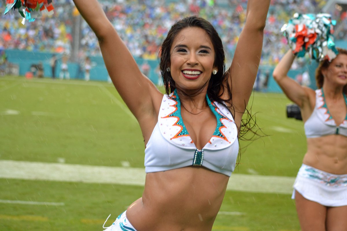 A little rain doesn't stop the <a href="/MDCheer/">Mater Dei Cheer</a> ladies from shining!
bit.ly/MDCRain