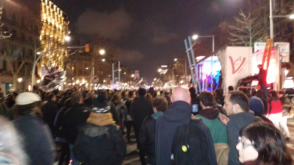 OskarMeGo's tweet photo. No permetrem que el capitalisme s'aprofiti de la crisi-estafa per instaurar la precarietat perpètua #Correscales https://t.co/BS0CWpTjpy