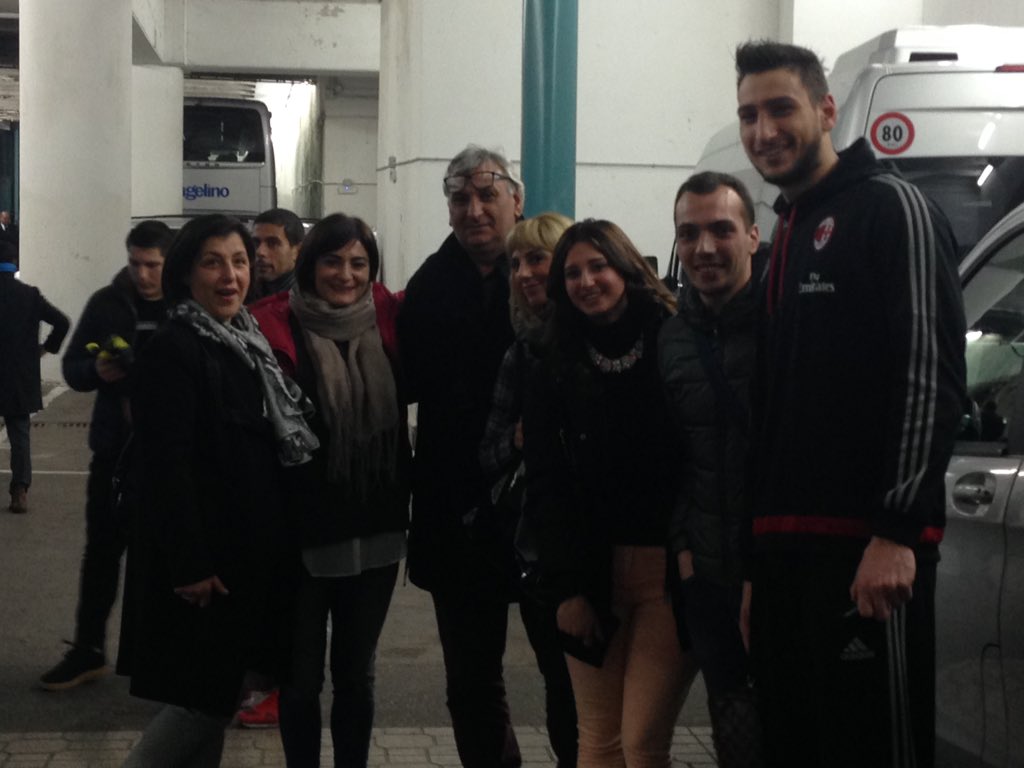 davepalliggiano's tweet image. #NapoliMilan la felicità della famiglia Donnarumma, dopo l'ottima prova di @gigiodonna1 . @Corsport