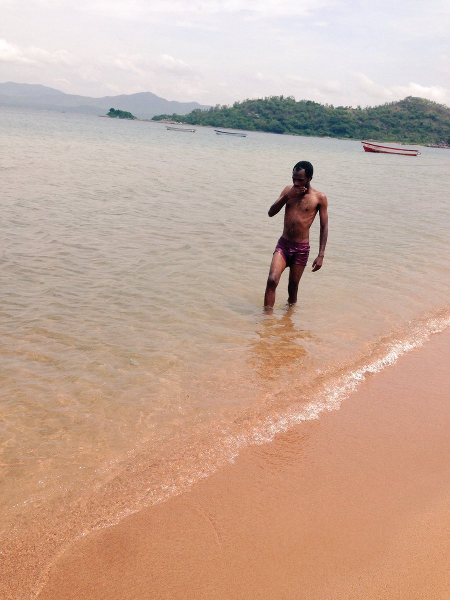 SannieYoung's tweet photo. 17.01.2015 If u don't capture the #Moments, they'll be gone, &amp; gone 4ever. #LakeMalawi #LikomaIsland #Likoma #Beach https://t.co/dZx82auQHI
