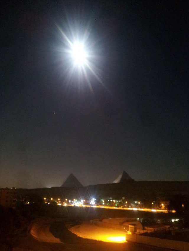 WaelHFahim's tweet photo. 'Bright light' over Giza piramids. Humble camera transforms full moon in to a huge bright star #FULLMOON  #piramids https://t.co/ic8OpubRXR