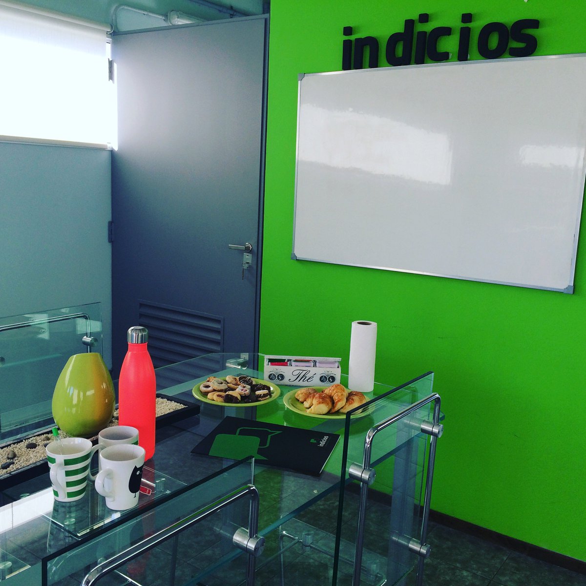 IndiciosPR's tweet photo. Mientras esperábamos a una súper invitada para tomar el té! Mañana les contamos de quién se trata!! #indiciosPR https://t.co/4aNICKi9pA