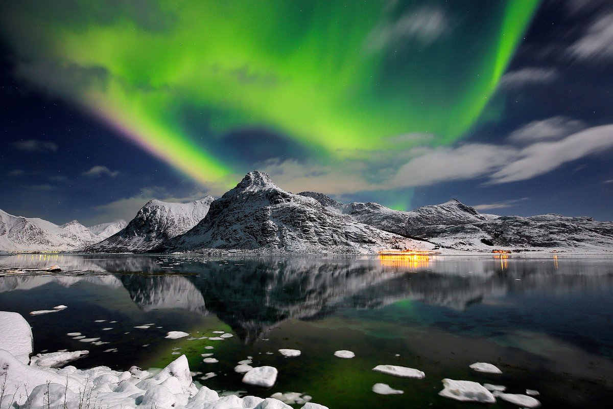 EverydayWow's tweet photo. Beautiful green aurora over Norway's Lofoten Islands. https://t.co/GI6RO7zRtK https://t.co/pCbZxHnSWg
