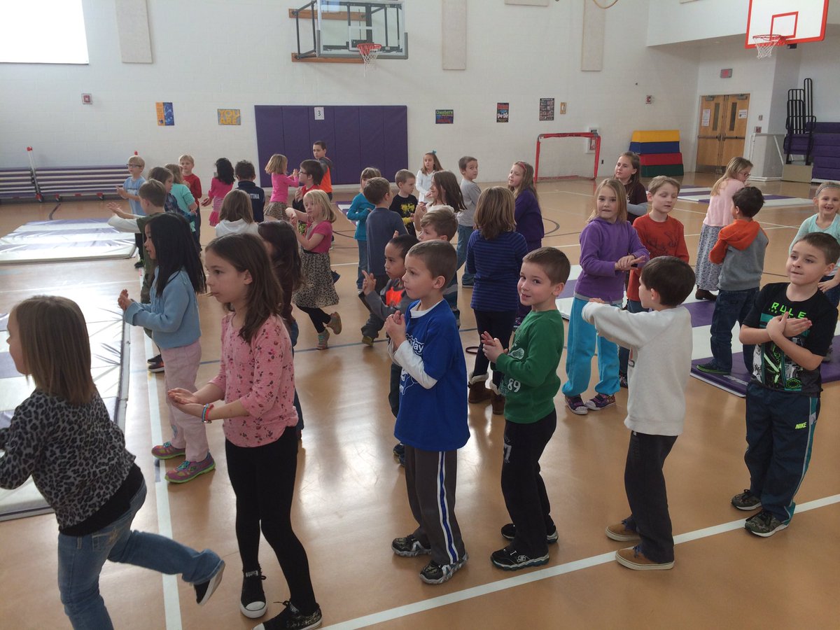 ArtsyMrsC's tweet photo. All #grade1 classes=SUPER special! Mrs.Silbaugh taught a Chinese fan dance! @NESPolarBears @desnesmusic @wsmitty_22 https://t.co/LfEXtM6jS6
