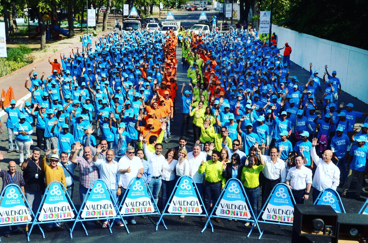 miguelcocchiola's tweet photo. Hoy juramentamos a más de 900 integrantes de nuestras Cuadrillas del Progreso! Plan #ValenciaBonita https://t.co/USIzVwuYYl