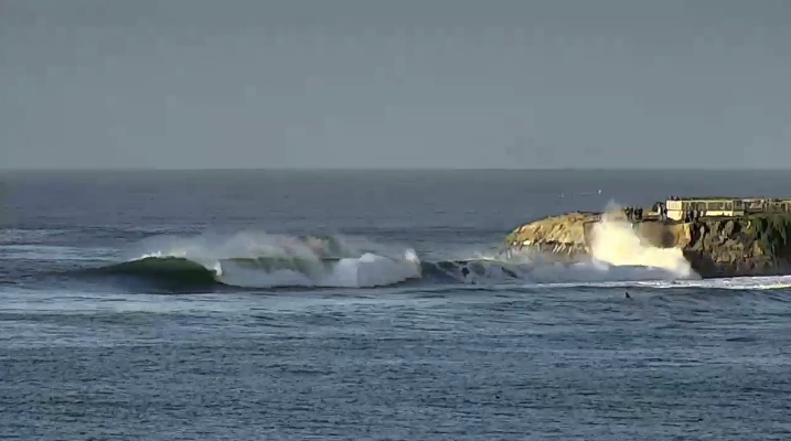 surfline's tweet photo. Sunday fun-day at Steamer Lane https://t.co/yifqoIGmP4 #SurflineCams #CamReplay https://t.co/ZCSDKU4sBm