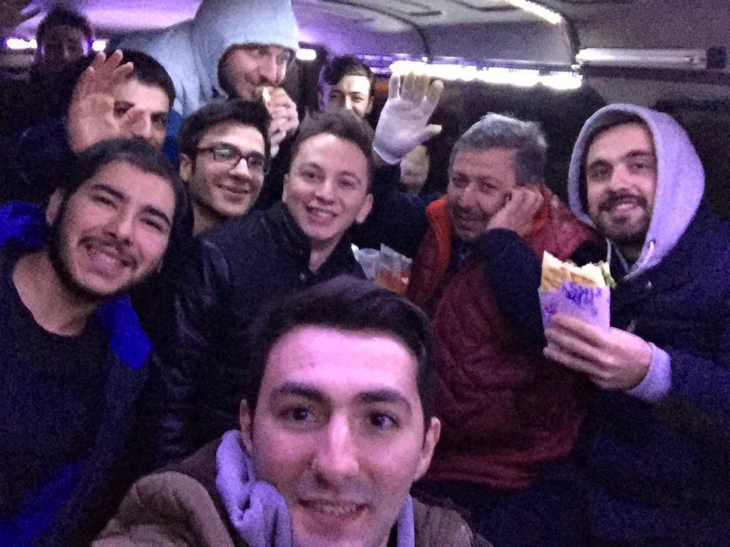 zekikayahan's tweet photo. Cebrail abi, seyyar köfte aracına gelen Matrax ahalisine köfte ısmarlamaya başladı. #matrax https://t.co/3uxpKUj81x